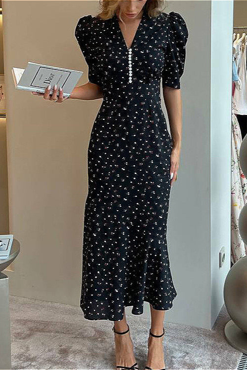 Vestido floral con escote en V, volante, cintura alta y manga corta