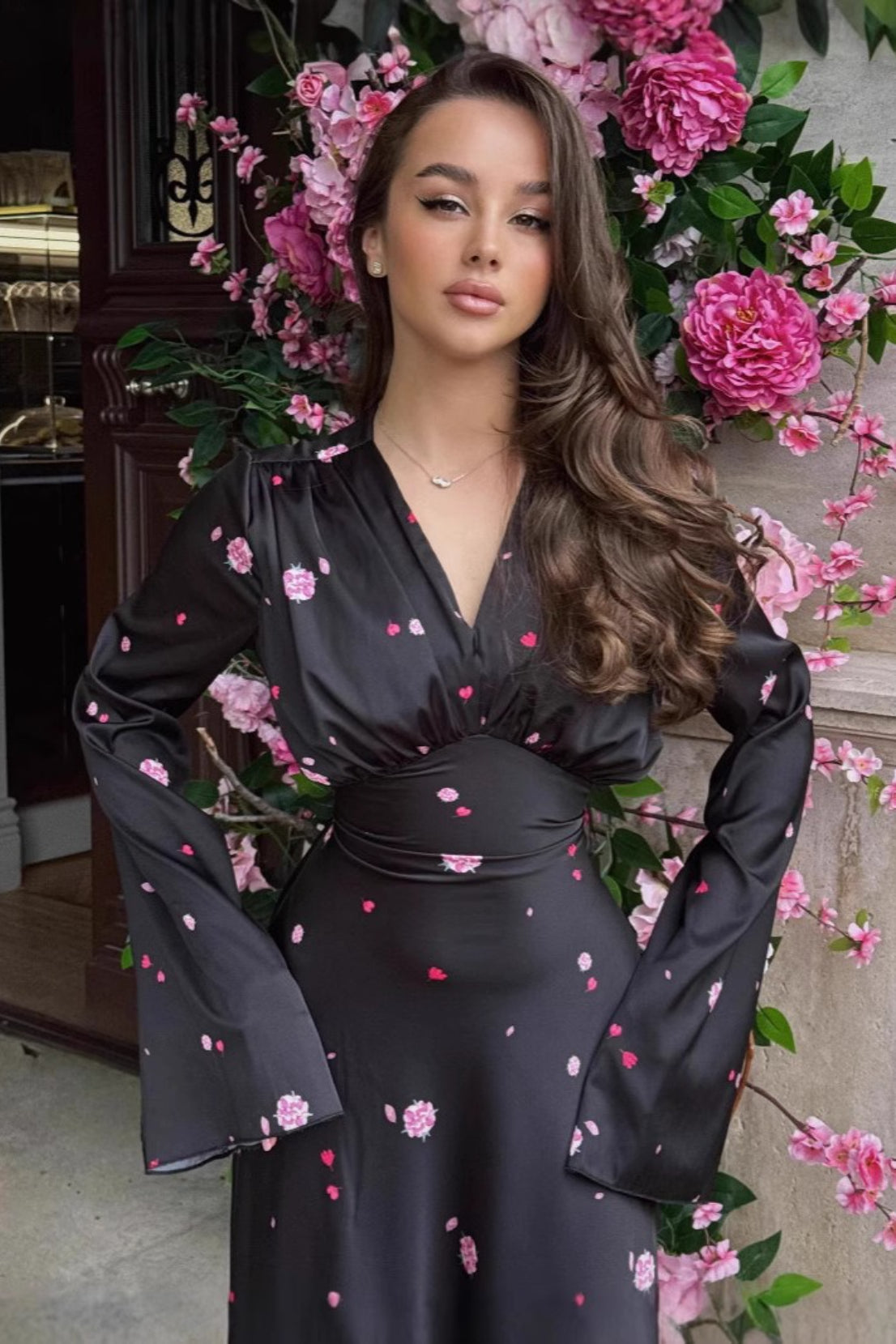 Saténové květované maxi šaty s výstřihem do V a rozšířeným lemem