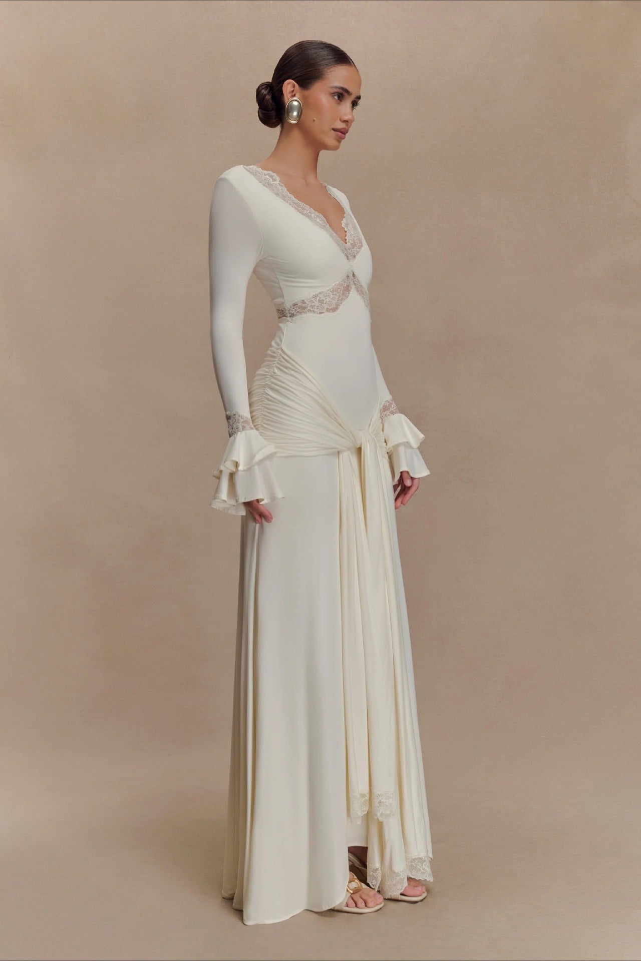 Spitzen-Körperbetontes Maxikleid mit Glockenärmeln