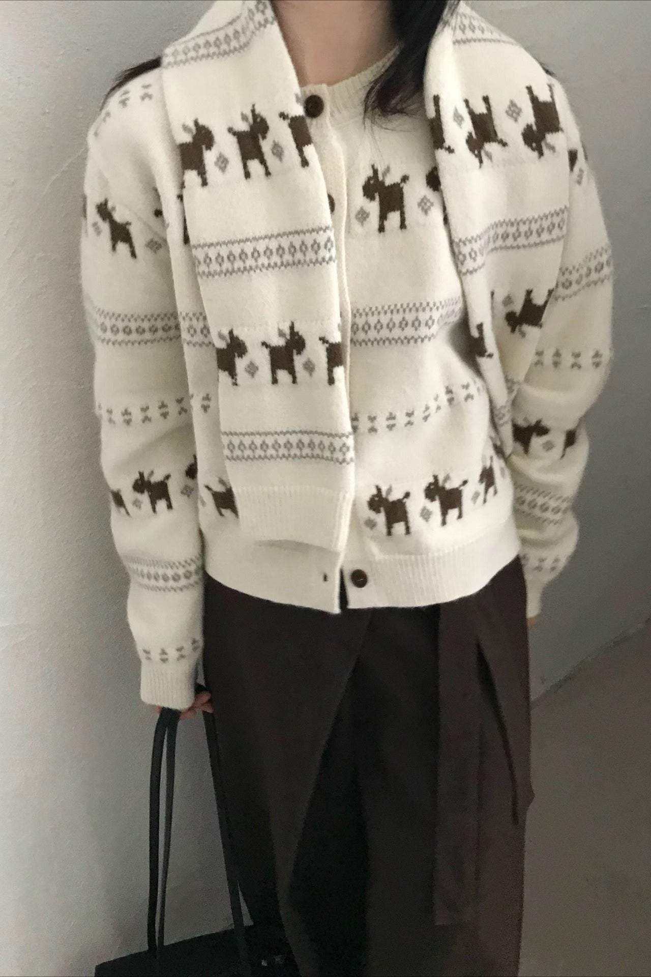 Cardigan tricoté à pompons