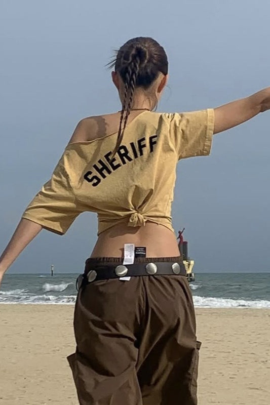 Blusa de manga corta con cuello asimétrico y estampado gráfico