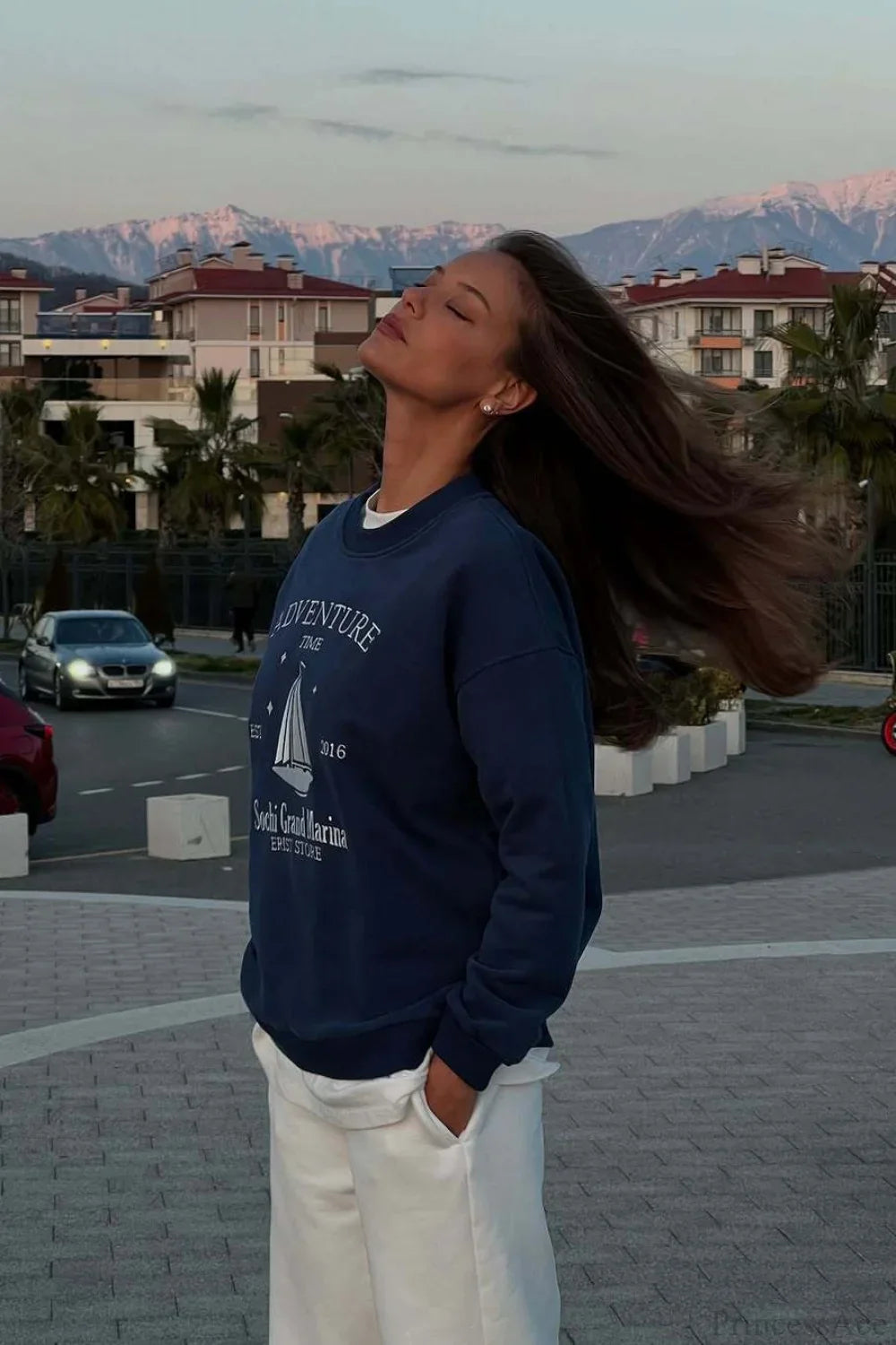 Felpa oversize a maniche lunghe con girocollo e stampa elegante