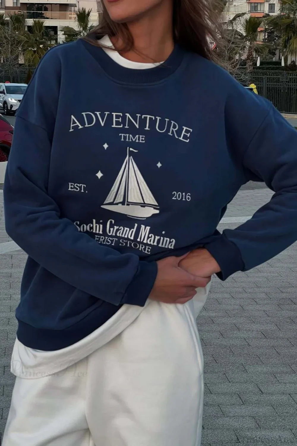 Felpa oversize a maniche lunghe con girocollo e stampa elegante