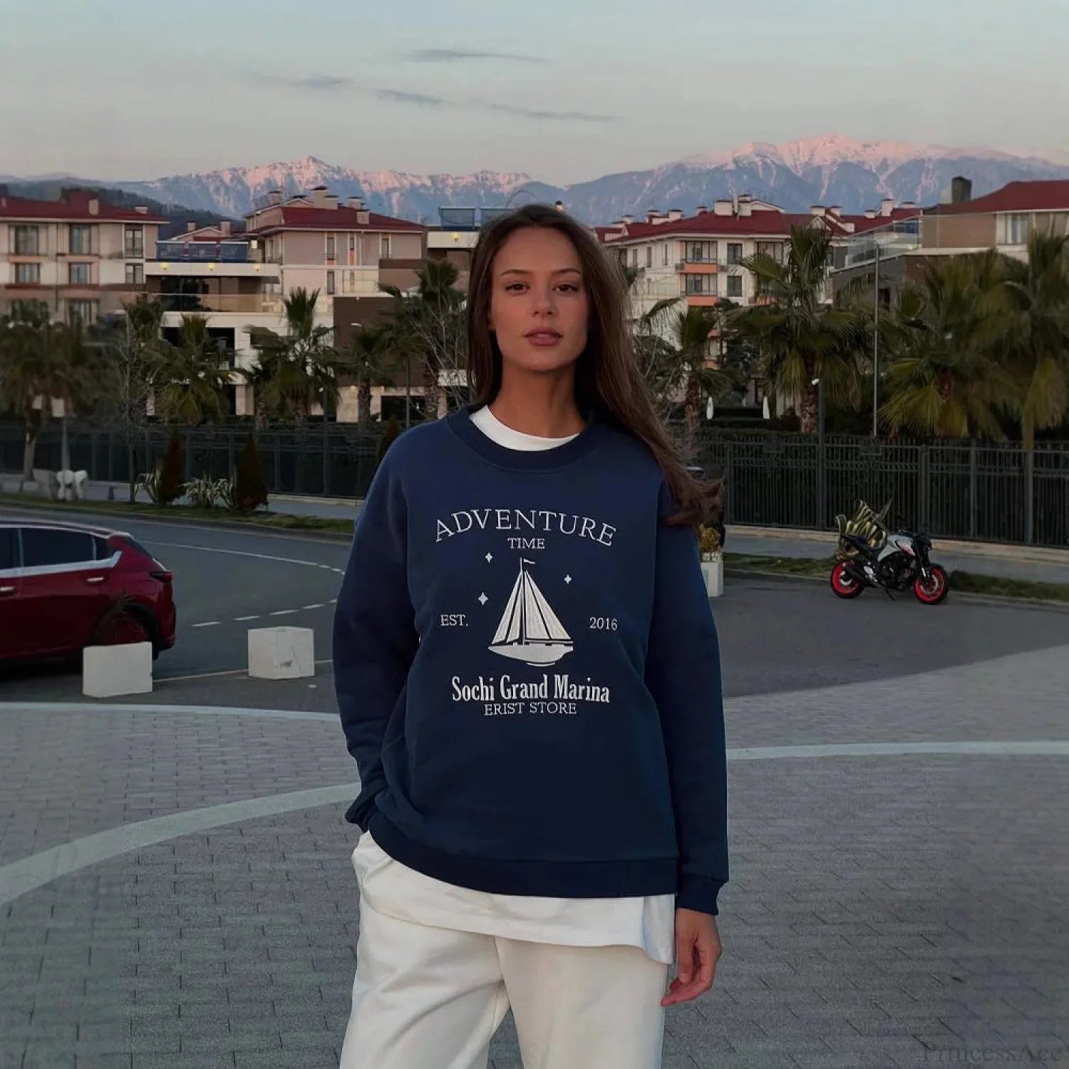 Felpa oversize a maniche lunghe con girocollo e stampa elegante