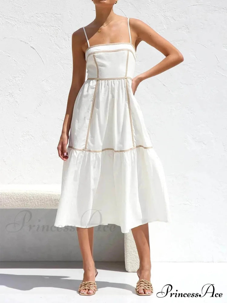 Kleid in mittlerer Länge mit kontrastfarbigen Besätzen und verstellbaren, reizvollen Trägern