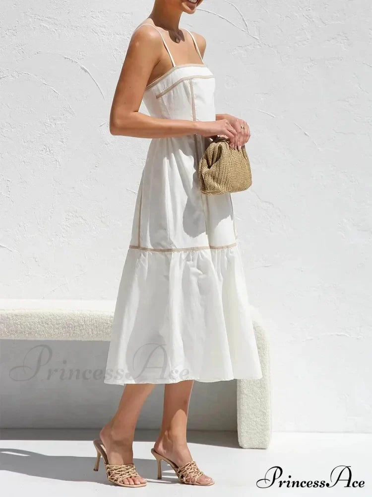 Kleid in mittlerer Länge mit kontrastfarbigen Besätzen und verstellbaren, reizvollen Trägern