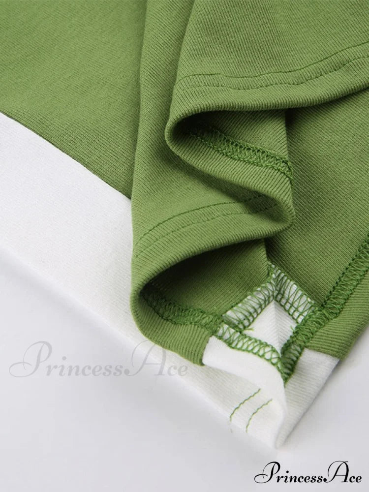 Top corto alla moda a coste con bordi a contrasto