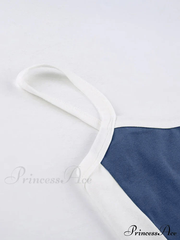 Top corto alla moda a coste con bordi a contrasto