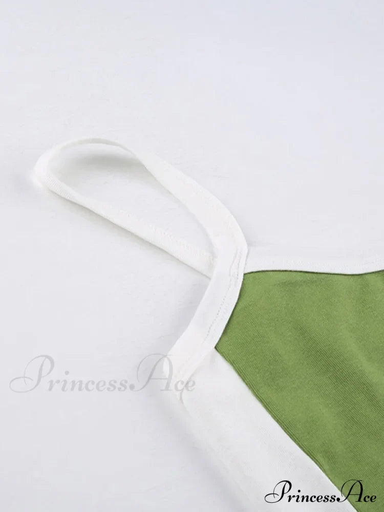 Top corto alla moda a coste con bordi a contrasto