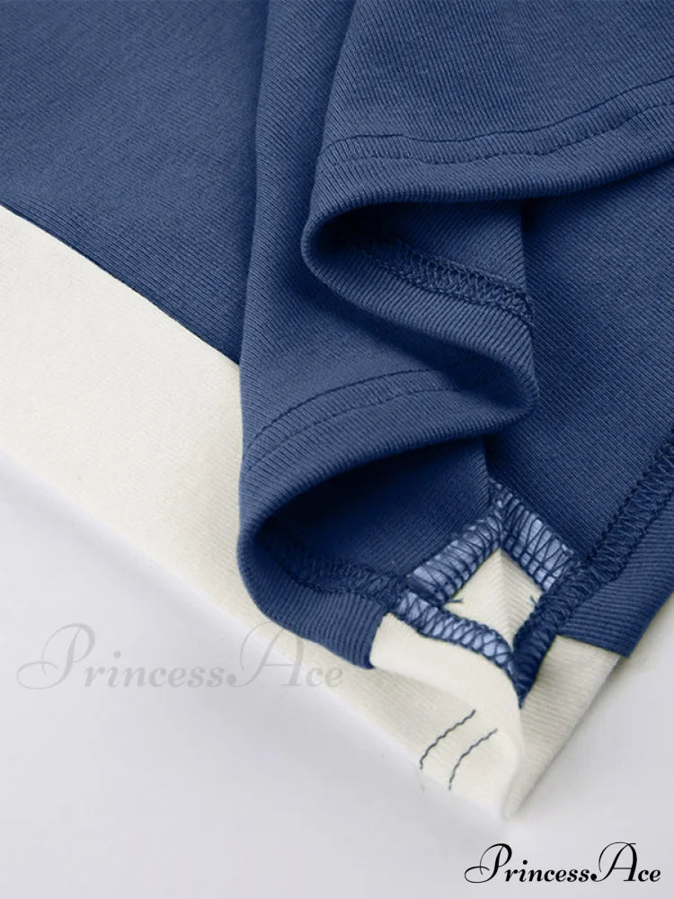 Top corto alla moda a coste con bordi a contrasto