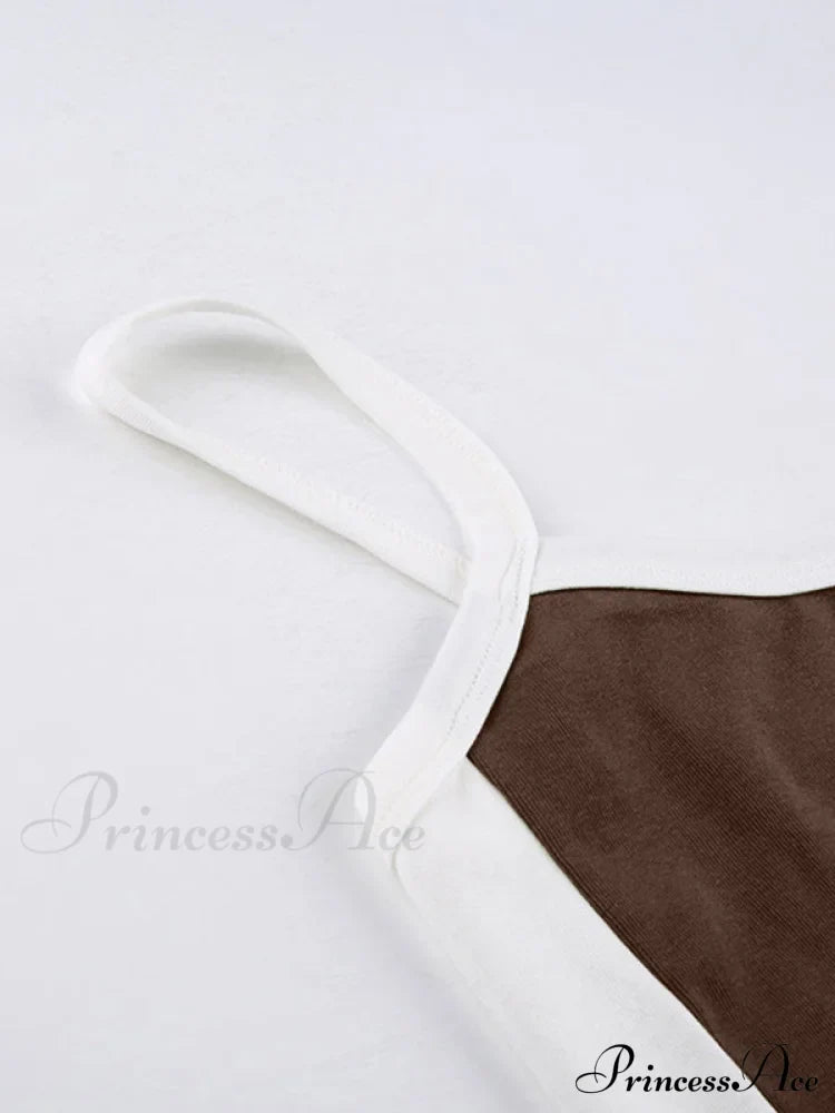 Top corto alla moda a coste con bordi a contrasto