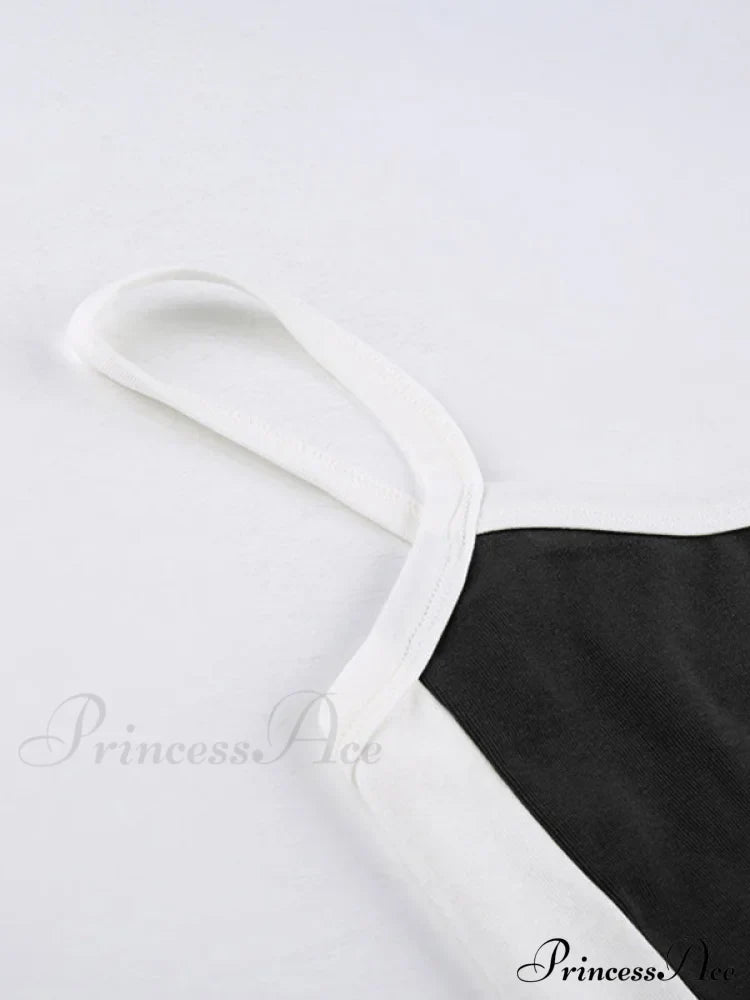 Top corto alla moda a coste con bordi a contrasto