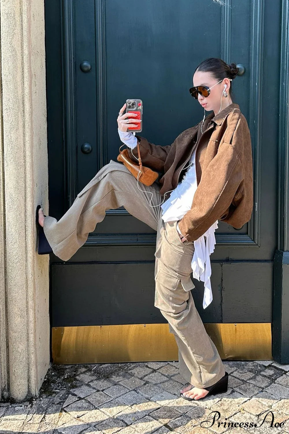 Calça Cargo com Painéis de Veludo Cotelê e Dois Bolsos