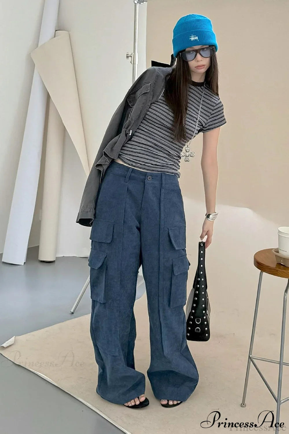 Calça Cargo com Painéis de Veludo Cotelê e Dois Bolsos