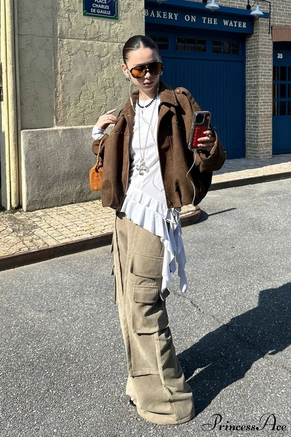 Calça Cargo com Painéis de Veludo Cotelê e Dois Bolsos