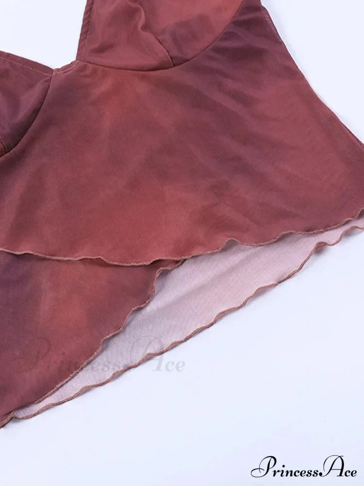 Top corto a rete alla moda con incrocio e collo all'americana