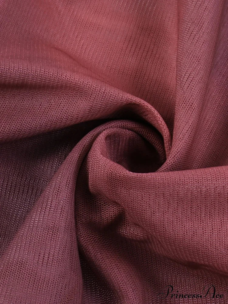 Top corto a rete alla moda con incrocio e collo all'americana