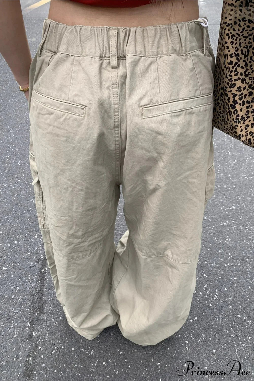 Calça Cargo Solta com Bolso Grande Curvado