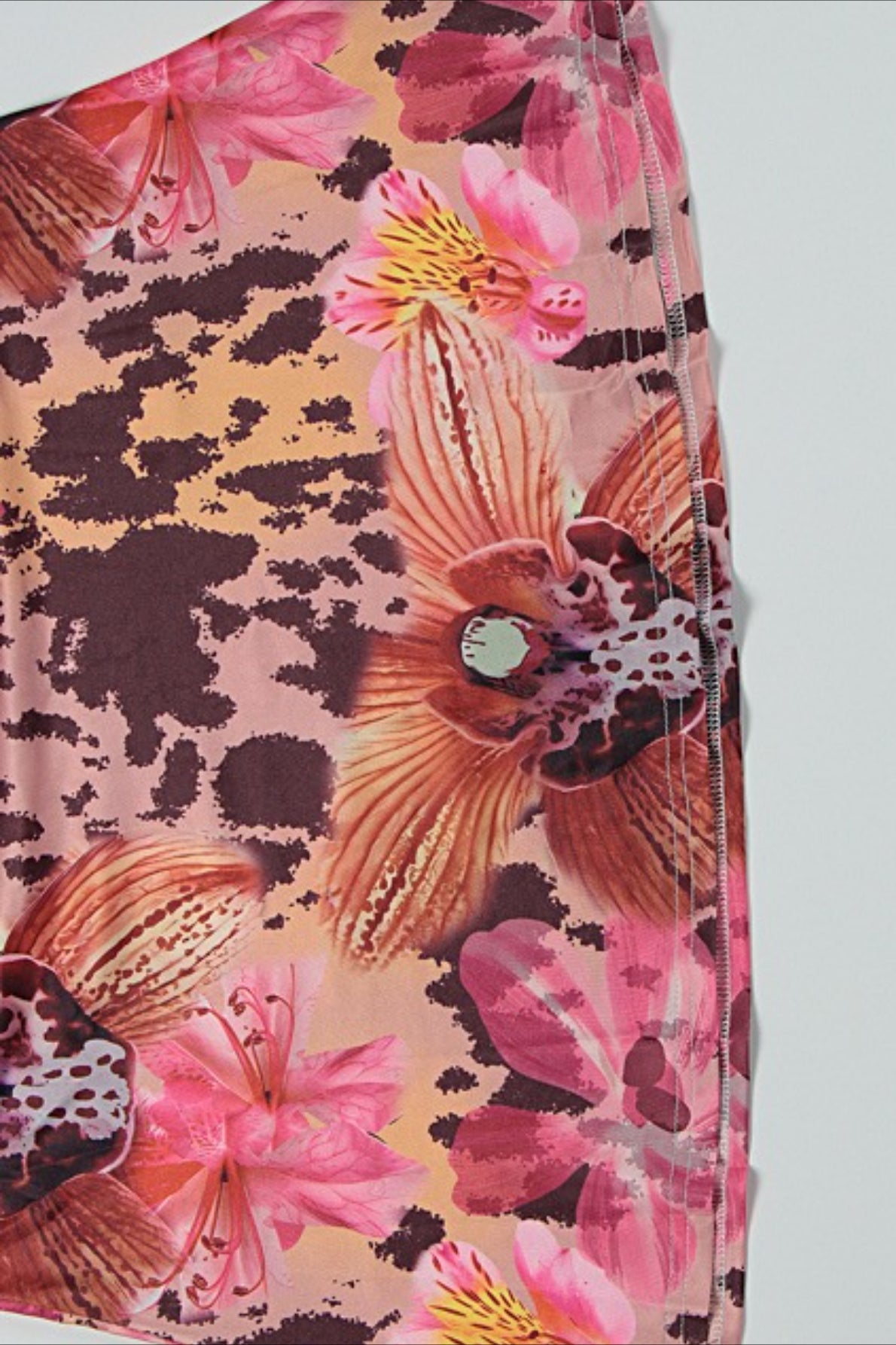 Šaty na tělo bez ramínek s volánky a potiskem, svůdné maxi