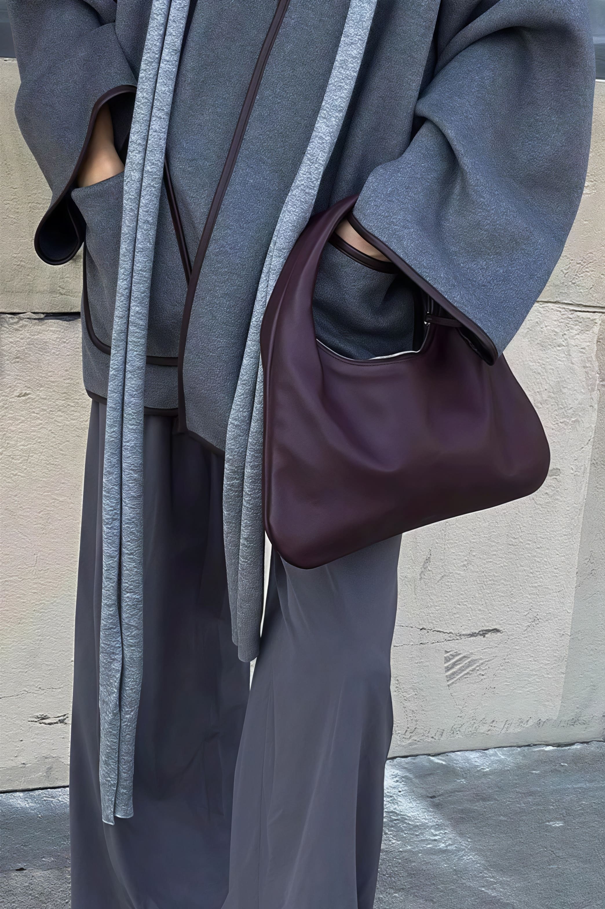 Abrigo con cinturón bicolor de cuero elegante y piezas