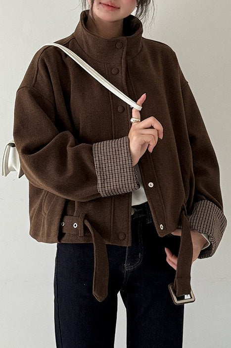 Abrigo de lana con cuello alto, piezas a cuadros y puños cortos