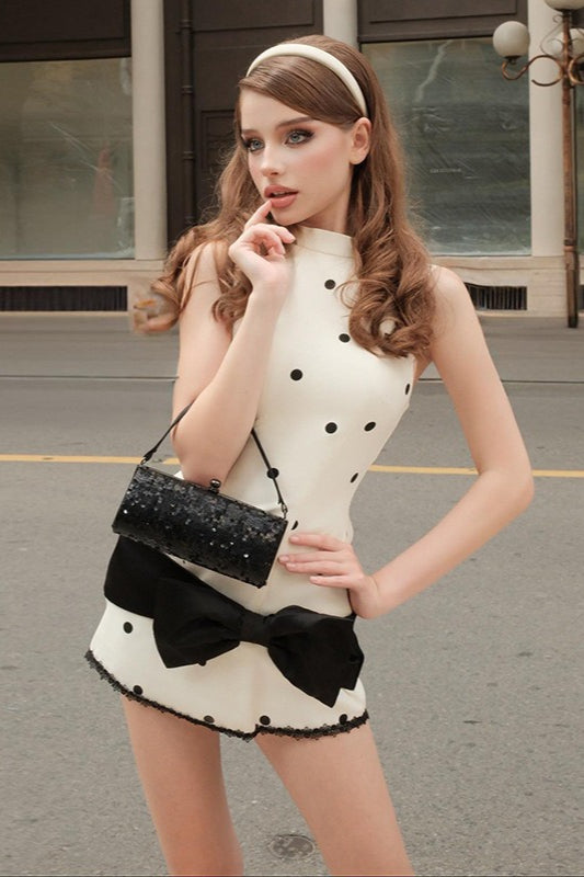 Robe courte à encolure ronde, taille cintrée, motifs à pois bicolores avec nœud