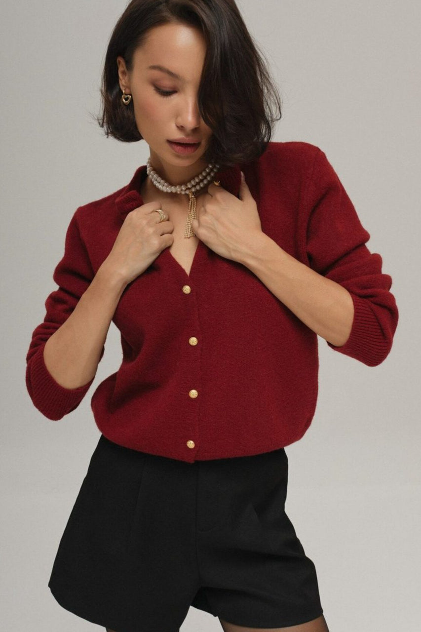 Cardigan à col rond minimaliste en maille avec boucle dorée