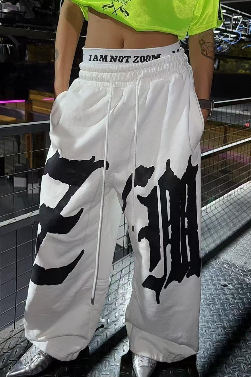 Volné tepláky s potiskem písmen a šňůrkou v pase, zakřivené