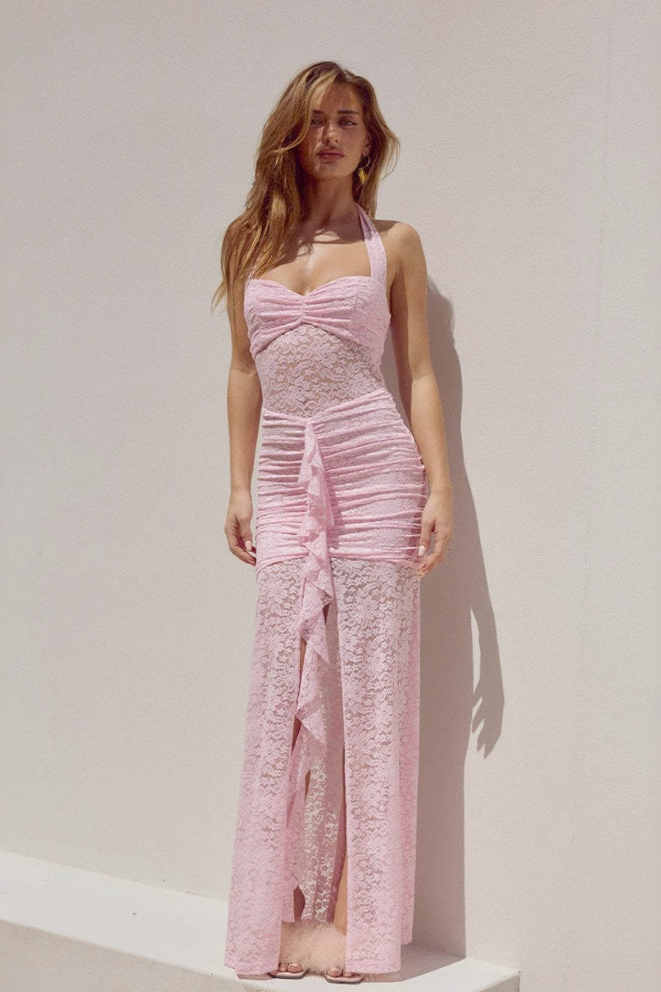 Abito lungo aderente con spalline, schiena scoperta, pizzo trasparente a toppe e spacco alto