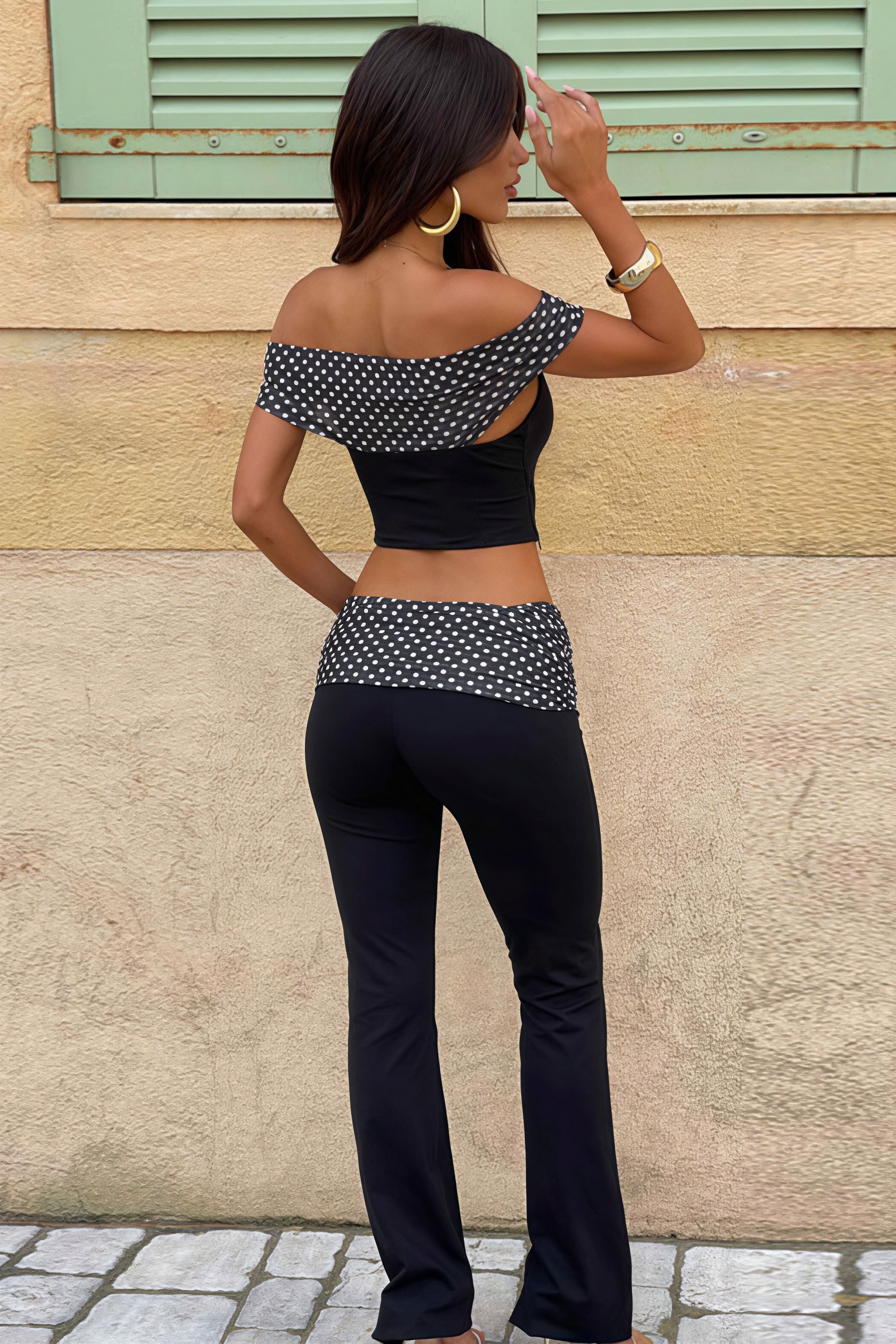 Completo a due pezzi con spalle scoperte, fondo a campana e polsini in vita a pois