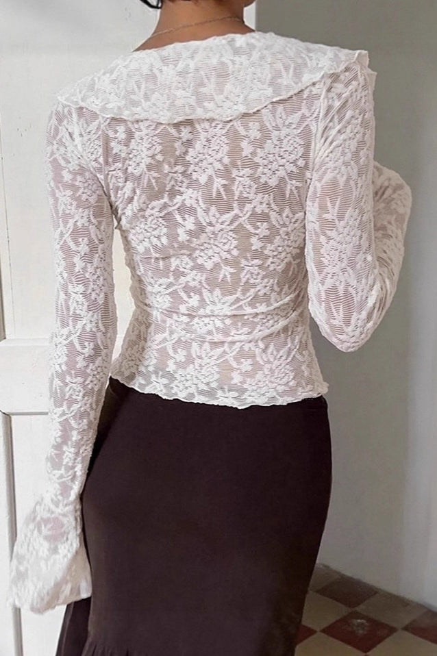 Blusa com Manga Flare de Renda Branca e Design Chic