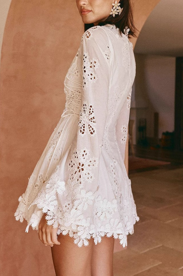 Eng anliegendes Minikleid mit Spitzenbesatz, langen Ärmeln und Bindeband