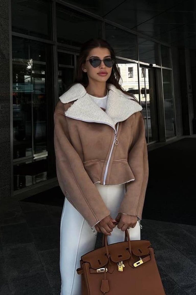 Abrigo Chic Impar de Cuero con Piel y Piezas Cosidas