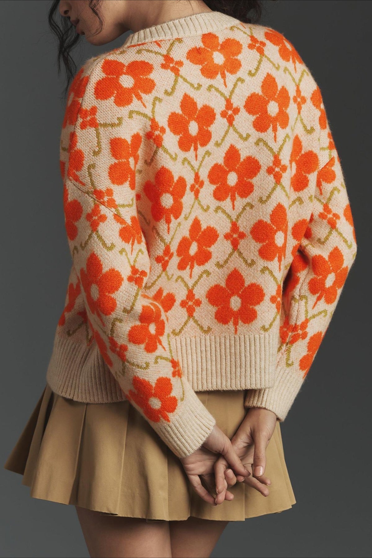 Elegantní pletený kardigan s dlouhým rukávem a květinovým žakárovým vzorem