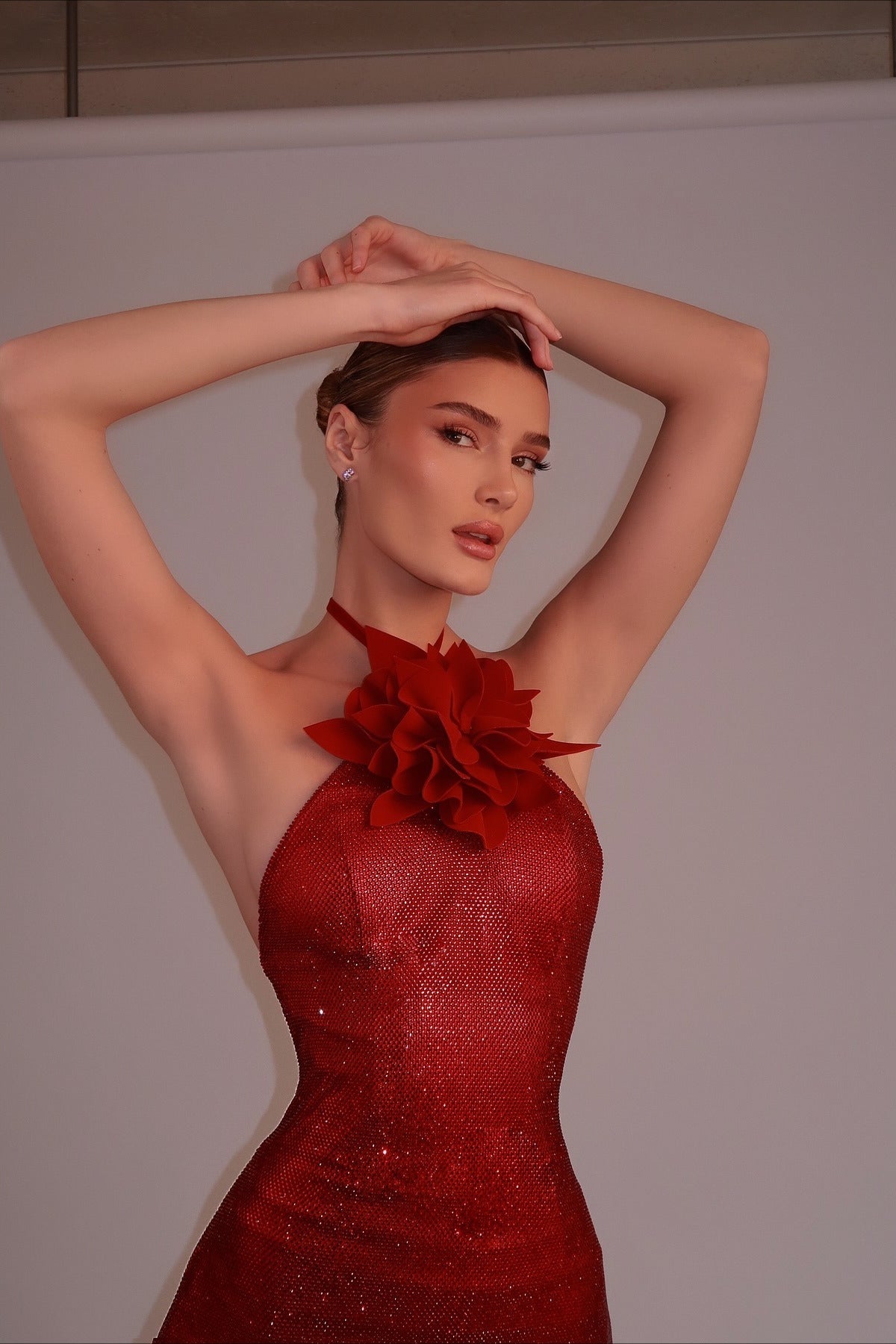 Abito da festa aderente con vita sagomata, spalline a collo alto e fiori tridimensionali con strass