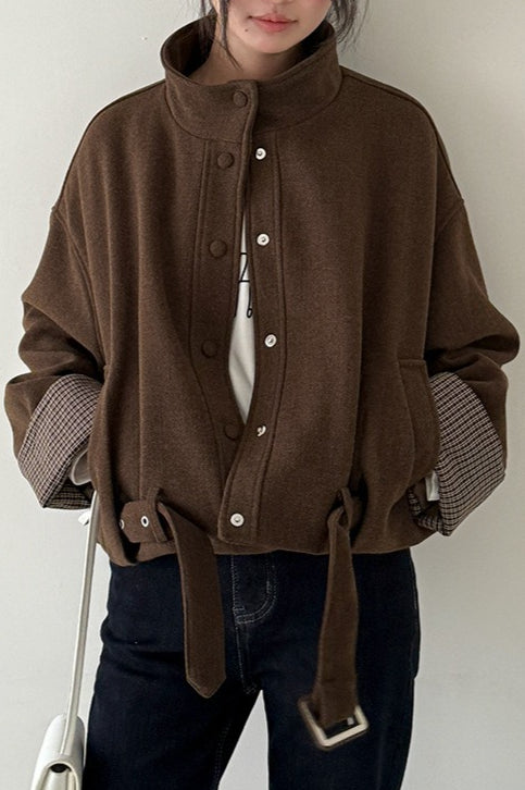 Abrigo de lana con cuello alto, piezas a cuadros y puños cortos