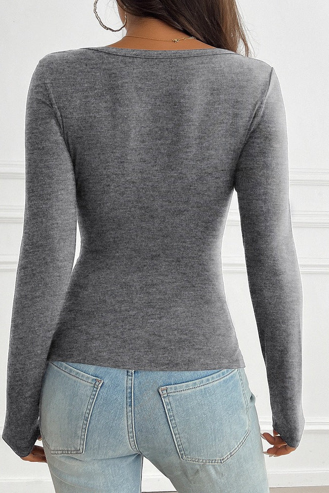 Camiseta de manga larga con escote en V y detalle de botones y encaje