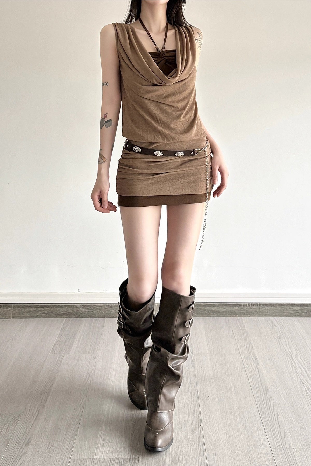 Verwaschenes, drapiertes Halsband mit Perlenbesatz, zweiteiliges, figurbetontes Mini-Kleid