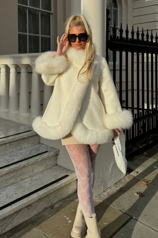 Eleganter Umhangmantel mit Pelzkragen und Einsätzen