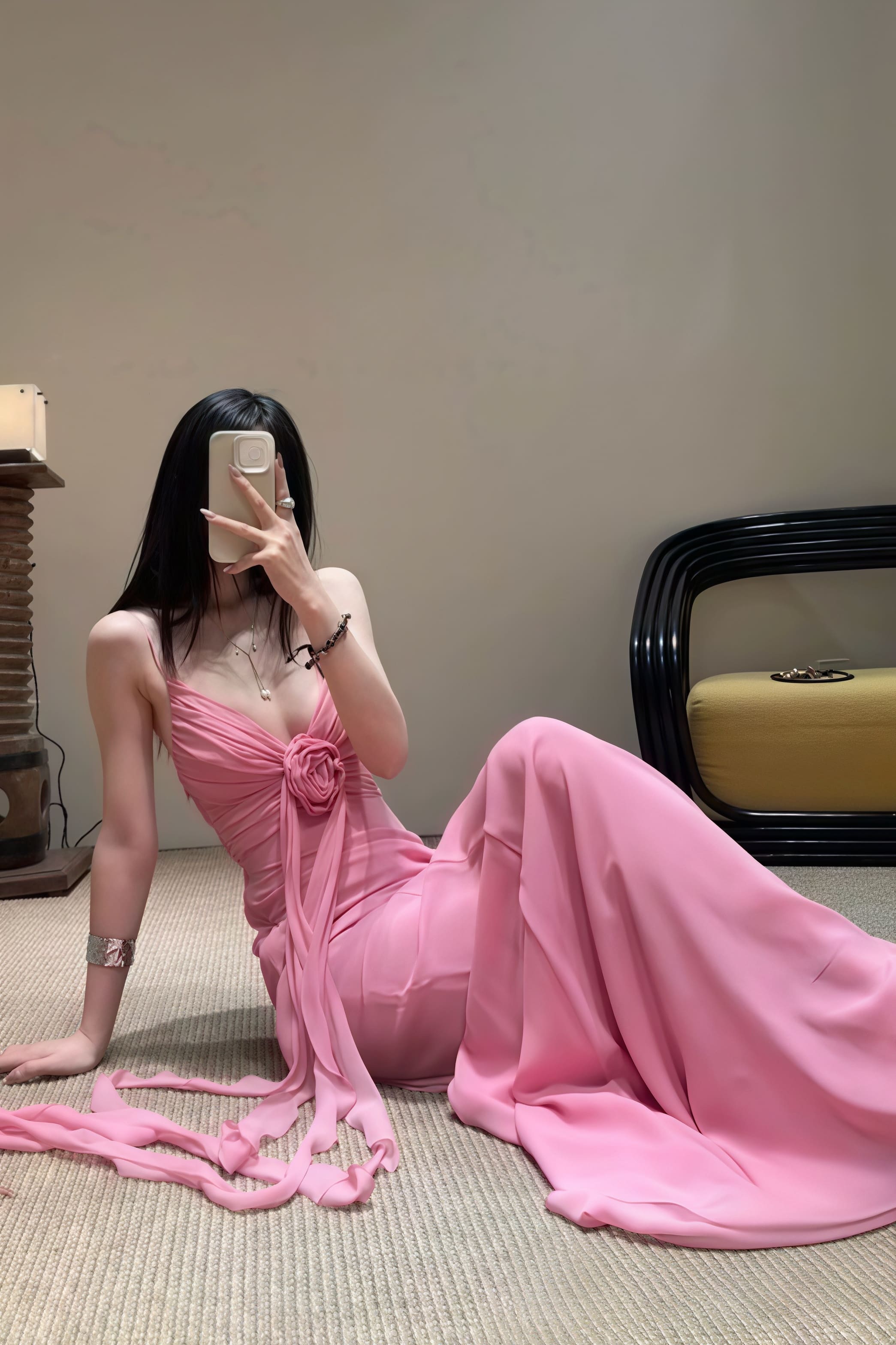 3D-Rosen fließendes Maxikleid mit Spaghettiträgern und rückenfrei