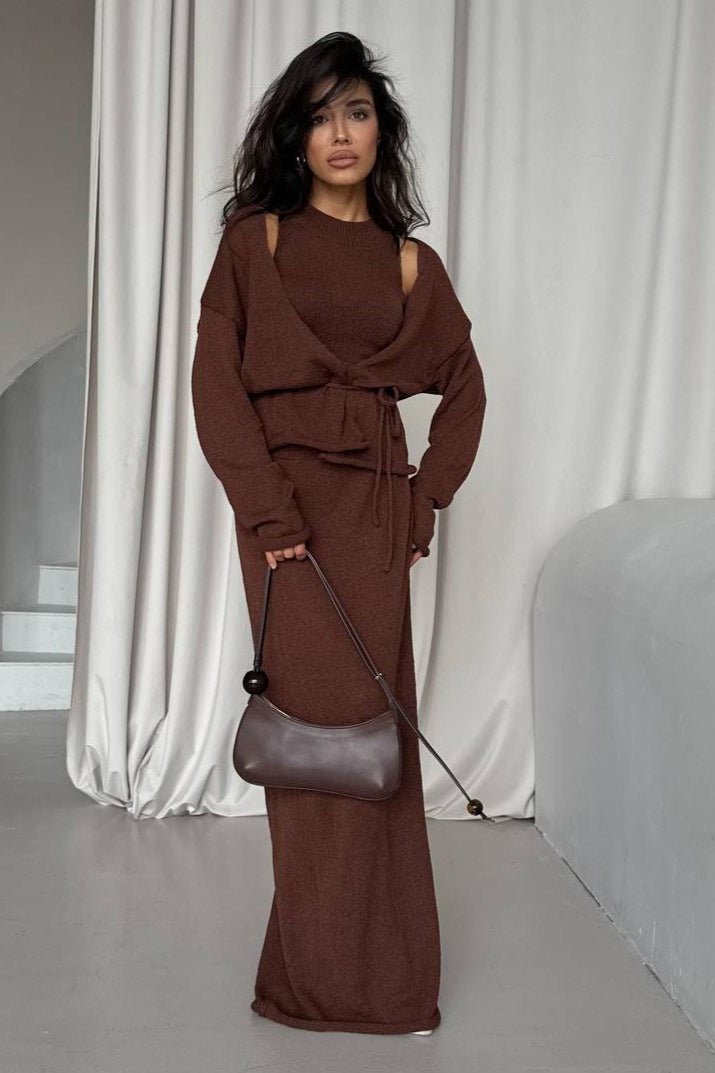 Schicke Strickweste und eng anliegender Rock mit Gürtel Dreiteiliges Set