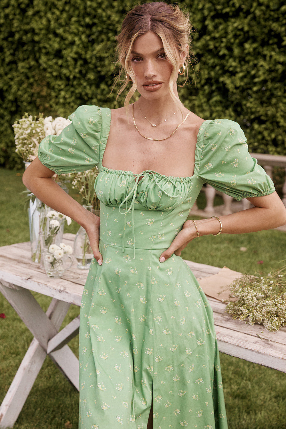 Vestido floral con manga abullonada, abertura y lazo lateral