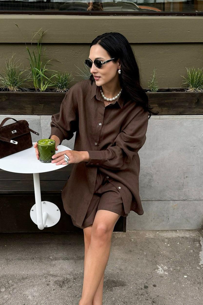 Schickes Freizeit-Set aus vielseitiger Strickjacke und kurzer Hose