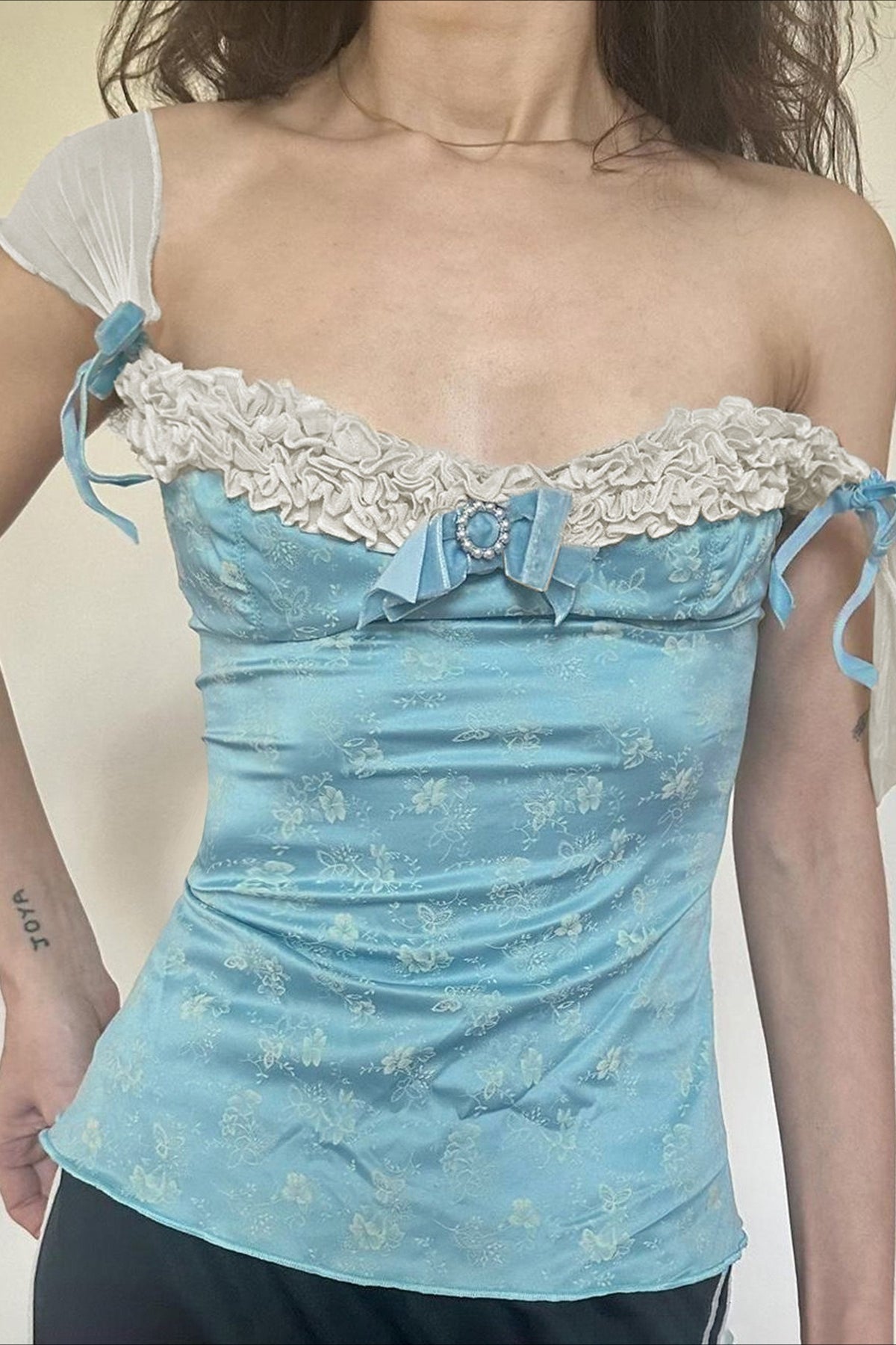 Canotta aderente con scollo quadrato, fiocco in pizzo e stampa floreale