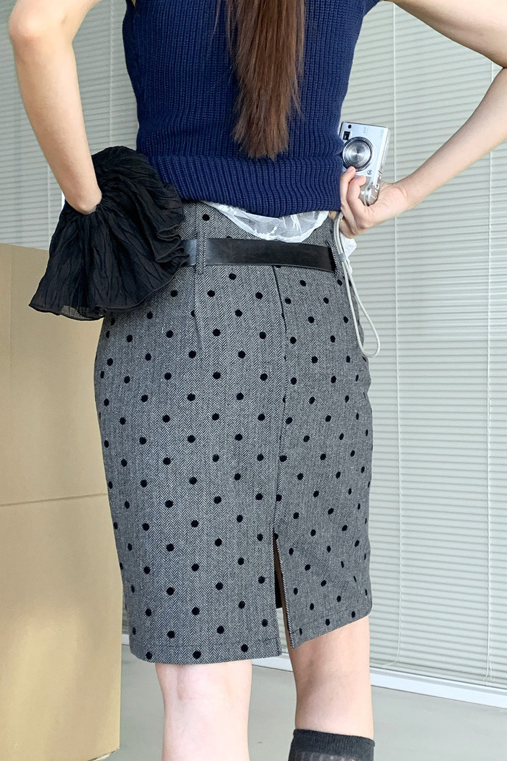 Midi sukně s vysokým pasem, puntíkovaná, těsně přiléhající, s plyšovým povrchem