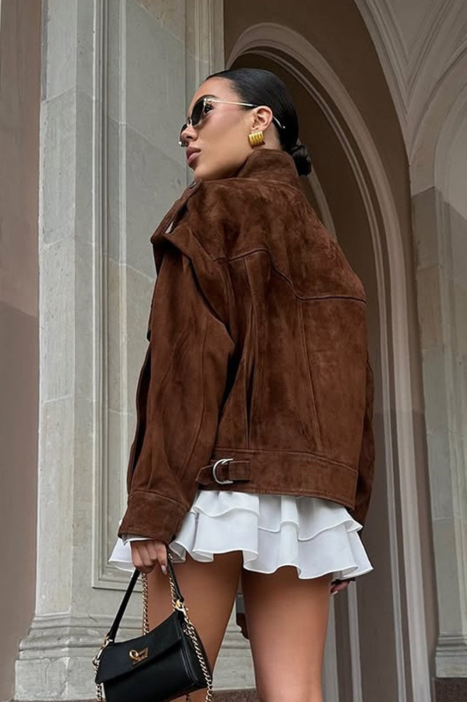 Bunda s kapsou z broušené kůže a širokými rameny