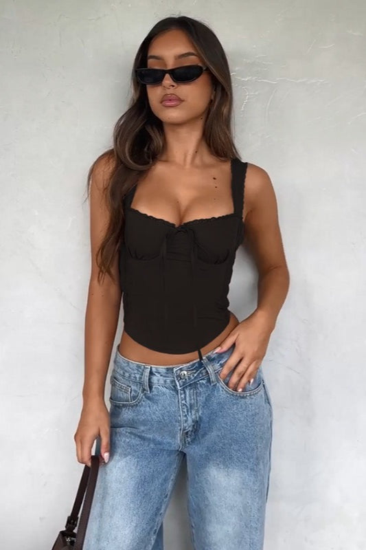 Top elegante, seducente e versatile con bordatura in pizzo