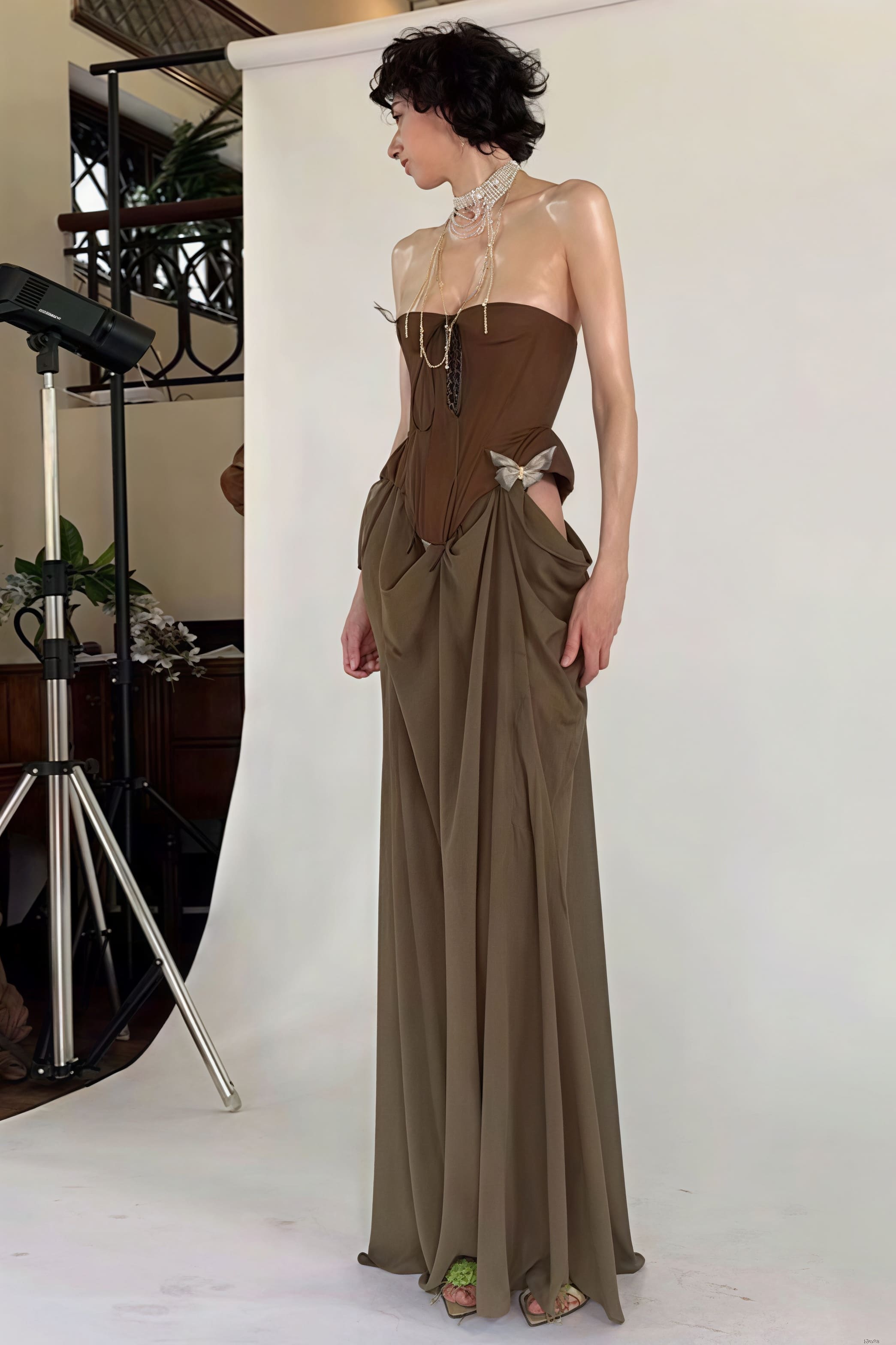 Abito lungo senza spalline a vita alta con blocchi di colore e cuciture a pezzi con laccio