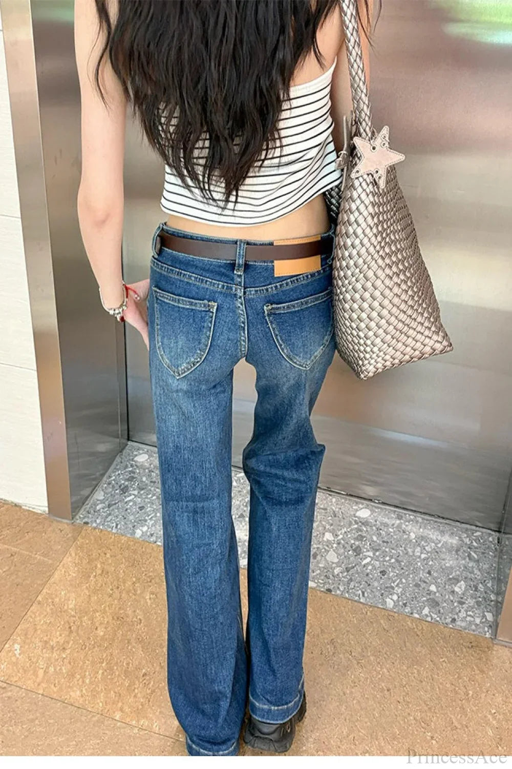 Jeans a vita bassa a zampa d'elefante blu scuro