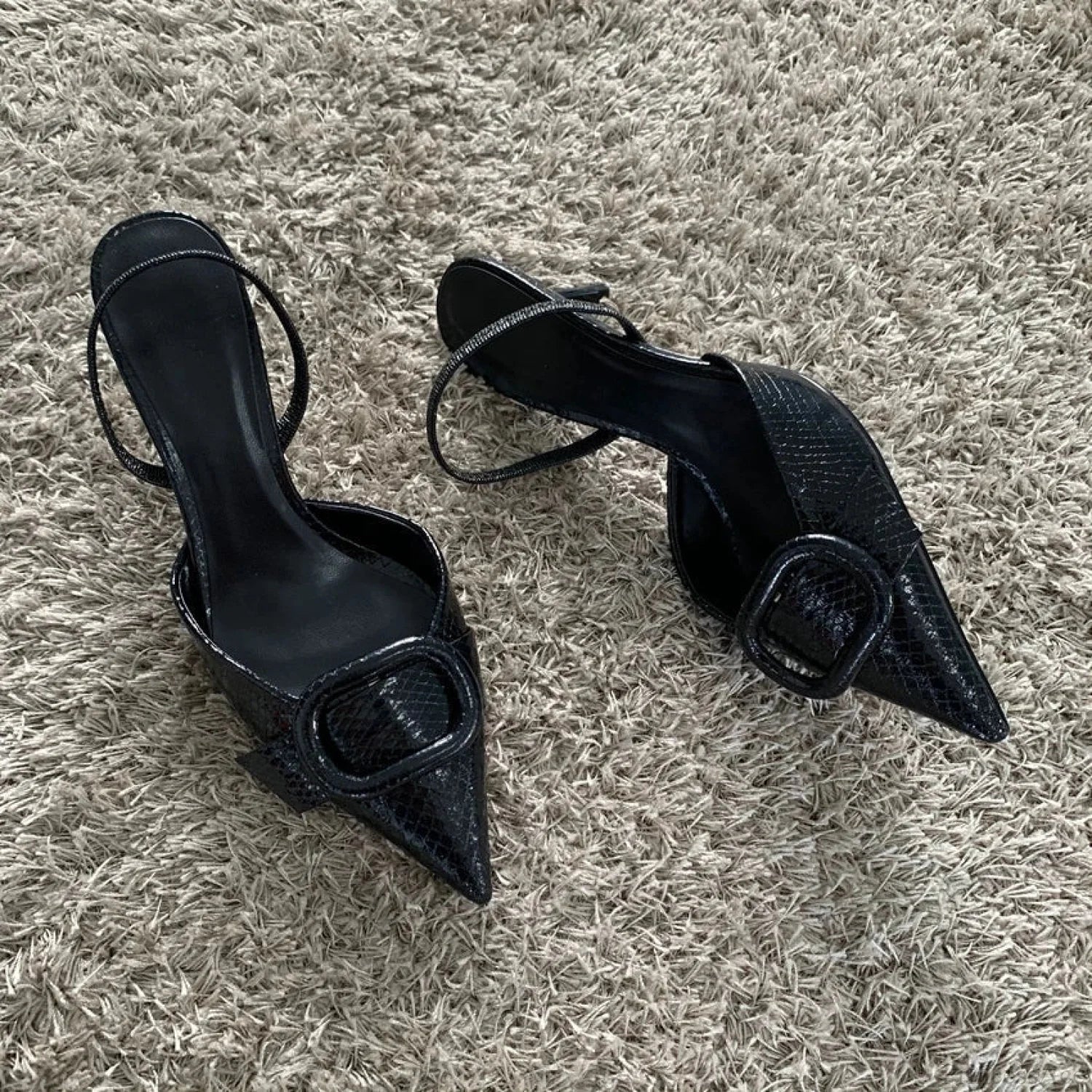 Stiletto Misterioso in Pelle Scura con Punta Affilata